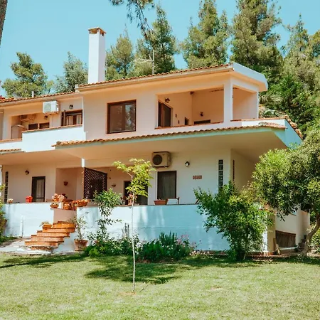 Case de vacanță Vacation With Large Garden In Sani's Forest *